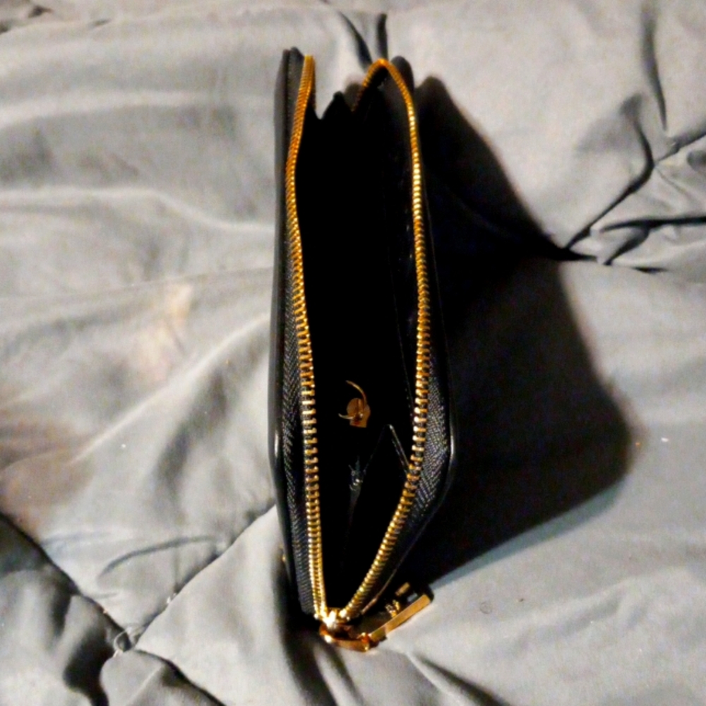 BCBG Wallet - Picture 4 of 5